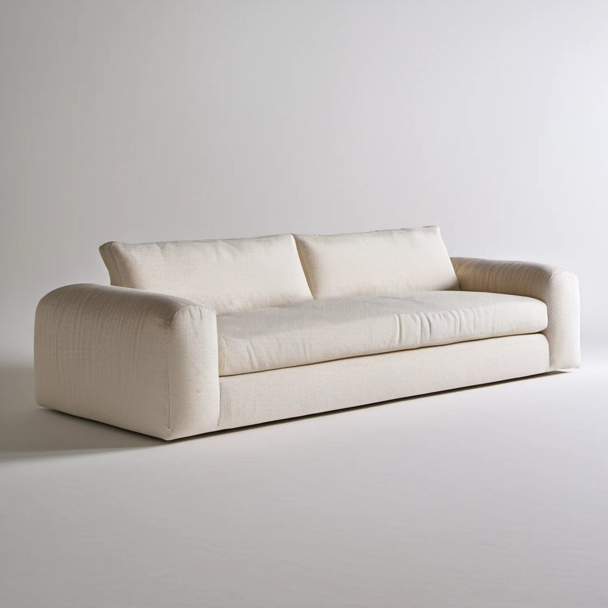 Kremowa sofa trzyosobowa z zaokrąglonymi podłokietnikami, 220 x 98 x 82 cm