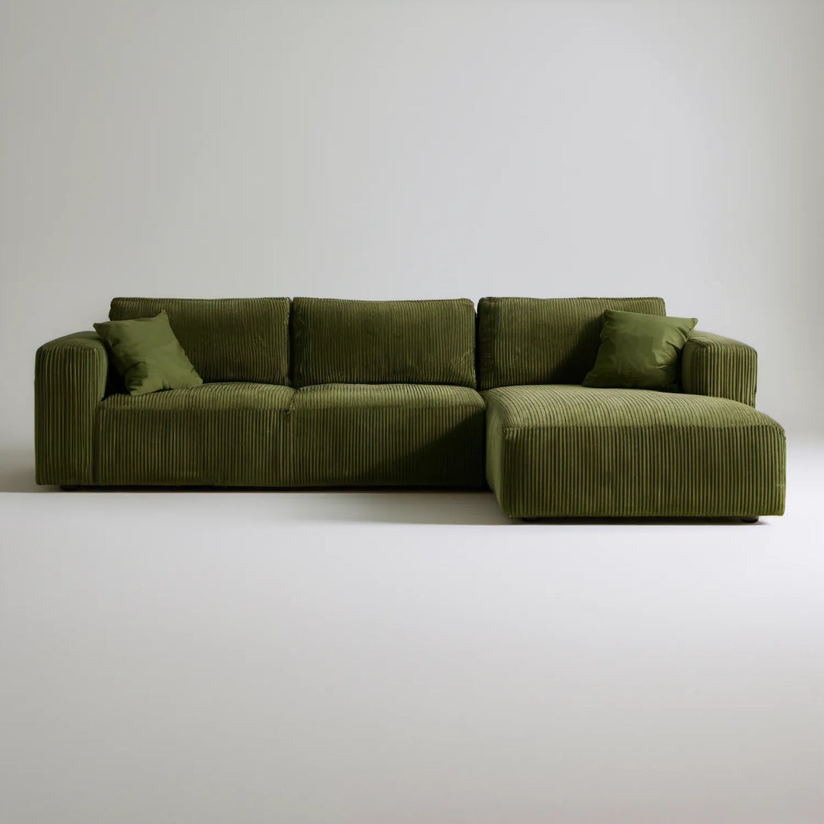 Oliwkowozielona sofa narożna z prawostronnym szezlongiem, prążkowana tapicerka, 270 × 160 × 85 cm